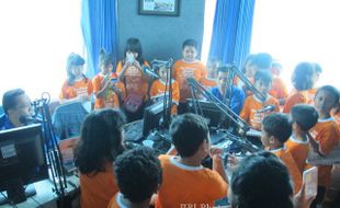 FOTO KUNJUNGAN MEDIA :  SDN 9 Boyolali Kunjungi Studio Radio SoloposFM 