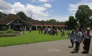 FOTO LOMBA MODUL SEJARAH : Siswa SMA Kunjungi Puri Mangkunegaran