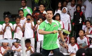 FOTO MILO SCHOOL COMPETION : Coaching Clinic Taufik Hidayat