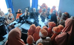 FOTO KUNJUNGAN MEDIA : TKIT Plus Al Furqon Kunjungi Studio Radio SoloposFM