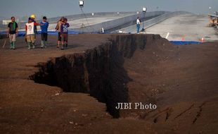 FOTO TOL GEMPOL-PORONG : Penurunan Tanah Proyek Tol Gempol-Porong