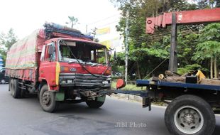 KECELAKAAN KLATEN : Berhenti di Lampu Merah, Pria Sragen Ini Tewas Tergencet 2 Truk