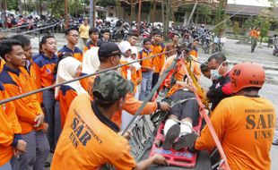 FOTO PELATIHAN PENANGANAN DARURAT BENCANA : Mengevakuasi korban kebakaran 