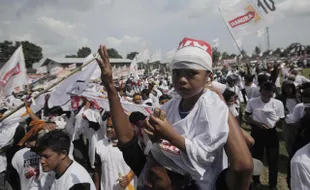 FOTO PEMILU 2014 : Anak mengenakan kaos parpol 