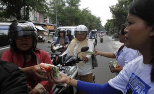 FOTO PEMILU 2014 : Membagikan Sayur