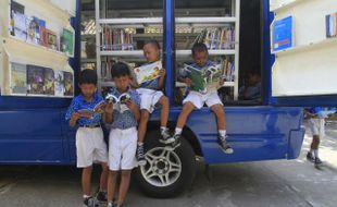 FOTO MOBIL PERPUSTAKAAN KELILING : Membaca buku 