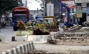 FOTO MEMBONGKAR BETON COR : Pengembalian Fungsi Jalur Lambat