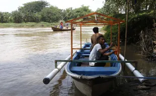 FOTO KAPAL WISATA BENGAWAN :  Mengecat kerangka penutup Kapal Wisata Bengawan 