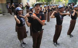 FOTO PATROLI KEAMANAN SEKOLAH : Berlatih formasi