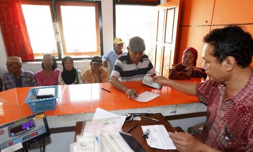 FOTO KANTOR POS COLOMADU : Pembayaran dana pensiun 