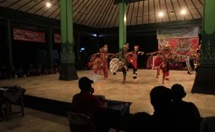 FOTO PENTAS KREATIVITAS : Menari Rampak Ratu Sewu 