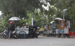 FOTO KAWASAN STADION MANAHAN : Nekat Berjualan di Area Terlarang