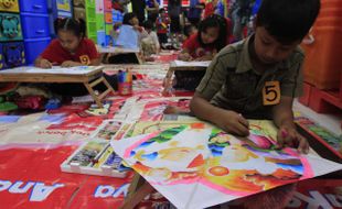 FOTO HARI KARTINI : Lomba Melukis dan Mewarnai Layang-Layang