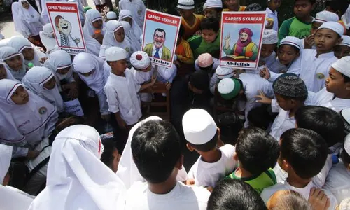 FOTO SIMULASI PEMILIHAN PRESIDEN : Mengikuti perhitungan suara