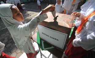 FOTO PEMILIHAN POLISI ANAK : Memasukkan surat suara 