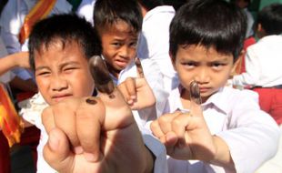 FOTO PEMILIHAN POLISI ANAK : Menunjukkan Jari Kelingking