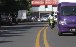 FOTO MARKA KUNING : Melintasi marka kuning 