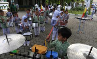 FOTO KEGIATAN SEKOLAH : Berlatih drum band