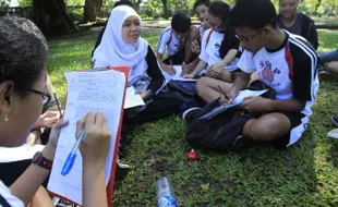 FOTO KEGIATAN SEKOLAH : Membuat puisi 