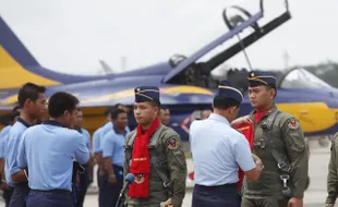 FOTO LULUS TERBANG SOLO : Mengalungkan selendang 