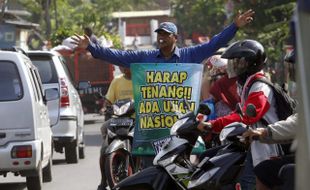 FOTO UJIAN NASIONAL 2014 : Aksi Simpatik