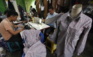 JOKOWI CAPRES : Wow! Penjahit Solo Dapat Pesanan 2 Juta Baju Kotak-Kotak