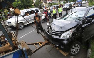 FOTO KECELAKAAN LALIN : Menderek mobil