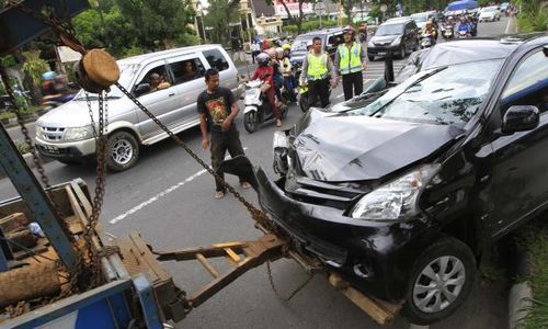 FOTO KECELAKAAN LALIN : Menderek mobil