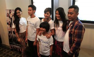 FOTO FILM TANIA : Berfoto Bersama 