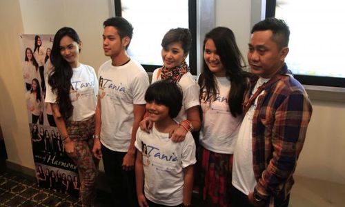 FOTO FILM TANIA : Berfoto Bersama 