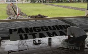 FOTO LAPANGAN KOTA BARAT : Memperbarui papan nama