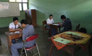 FOTO UJIAN NASIONAL 2014 : Membantu Siswa Berkebutuhan Khusus