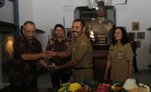 FOTO MUSEUM RADYA PUSTAKA : Memberikan Potongan Tumpeng