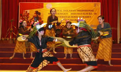 FOTO FESTIVAL DOLANAN TRADISIONAL : Permainan ayam jago