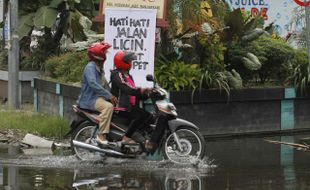 FOTO GENANGAN AIR : Saluran Air Tersumbat