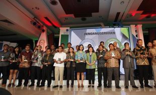 FOTO ANUGERAH SBBI-JBBI : Berfoto Bersama Pemenang