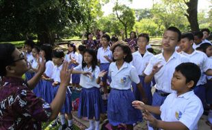 FOTO PASKAH 2014 : Menyanyikan Lagu Pujian