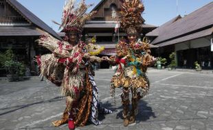 RED BATIK Pamerkan Kostum di Geladak Kapal Perang