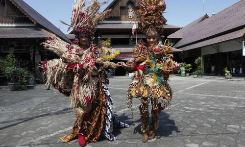 RED BATIK Pamerkan Kostum di Geladak Kapal Perang