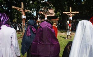 FOTO PASKAH 2014 : Drama penyaliban Yesus