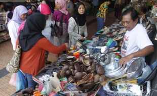 FOTO HARI KONSUMEN NASIONAL : Memilih Peralatan Dapur