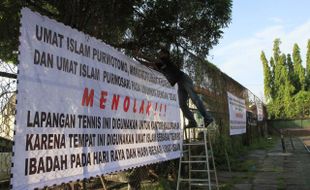 FOTO SPANDUK PENOLAKAN : Penolakan Penggusuran Lapangan Tenis 