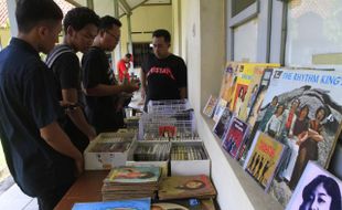 FOTO SURAKARTA RECORD STORE DAY : Memilih Kaset Pita