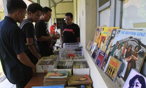 FOTO SURAKARTA RECORD STORE DAY : Memilih Kaset Pita