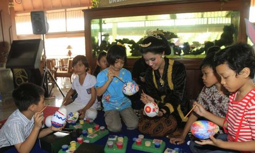 FOTO HARI KARTINI : Melukis Telur