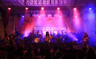 FOTO INDIE CLOTHING CARNIVAL :  Aksi Panggung Band Navicula