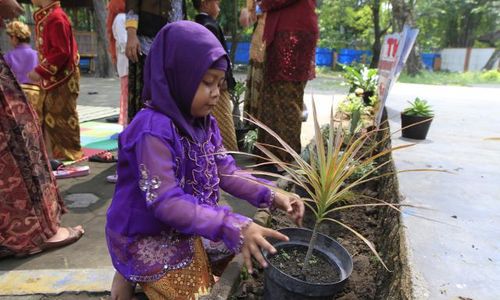 FOTO HARI KARTINI : Menanam Bunga 