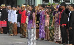 FOTO HARI KARTINI : Upacara Peringatan Hari Kartini 