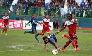 FOTO PSIM YOGYAKARTA VS PSBK BLITAR : Terjungkal Saat Berebut Bola