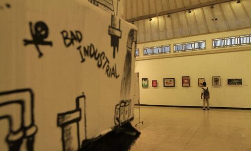 FOTO PAMERAN EARTH DAY EXHIBITION DISTURBIA :  Memamerkan 120 Karya Seni